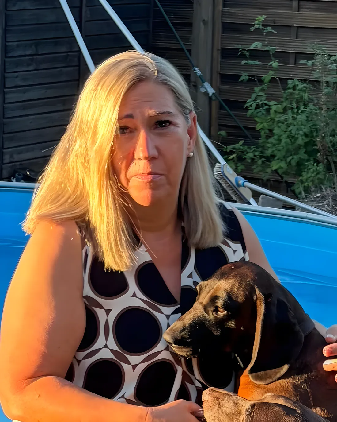 Bettina Bundenthal mit ihrem Hund im Garten